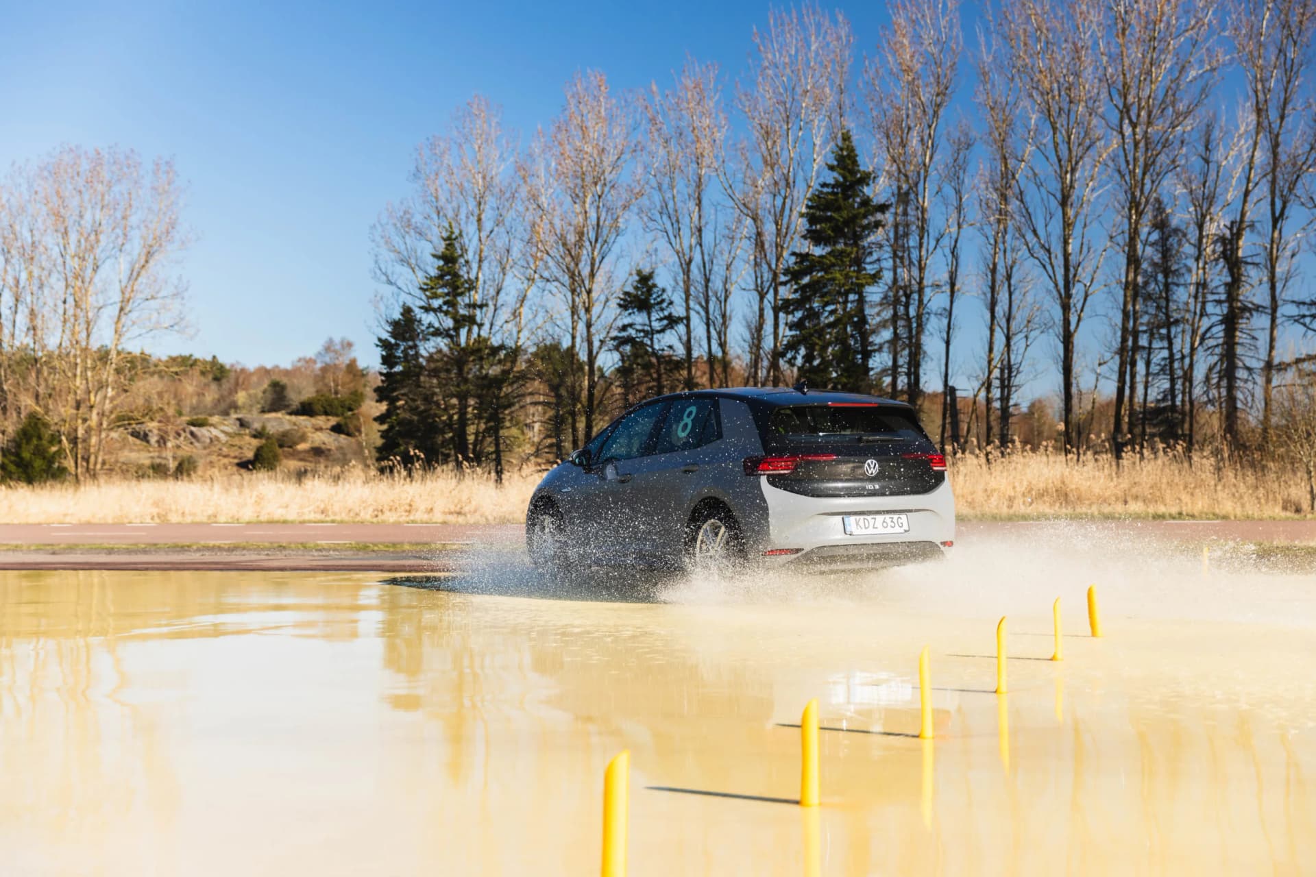 Bil på halkbana under riskutbildning i Uppsala
